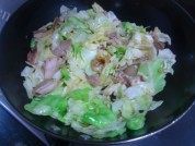 家常菜咸肉炒包菜做法图解5)