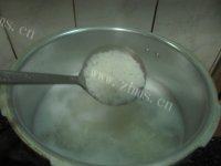 「DIY美食」皮蛋瘦肉粥做法图解9)