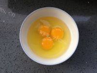 十分诱人的香椿炒鸡蛋的做法图解三