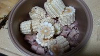 美味的玉米排骨汤做法图解5)