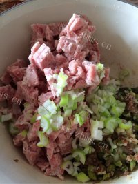 好吃的豆渣糖醋肉丸做法图解1)