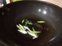 家常菜辣白菜炒土豆片做法图解3)