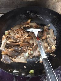 回味无穷的酱炒蘑菇做法图解5)