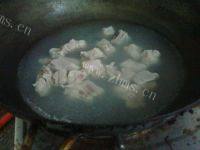 美味的黑豆排骨汤做法图解3)