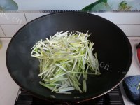 诱人的蒜苗炒鸡蛋做法图解5)