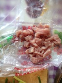 家常菜蒜薹炒肉做法图解2)