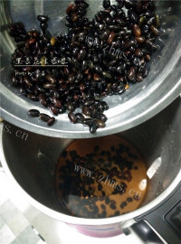 美味的黑豆花生豆浆做法图解1)