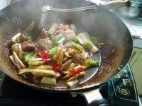 家常菜青红椒炒猪肝做法图解12)