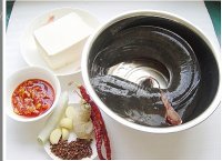 家常菜鲶鱼炖豆腐做法图解1)