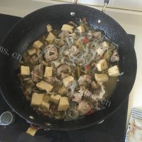 美味的酸菜排骨做法图解7)
