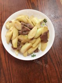 家常菜茭白炒牛肉做法图解9)