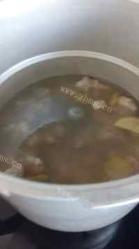 可口的牛肉炖土豆西红柿做法图解6)