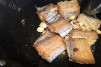 色味俱佳的香煎带鱼做法图解3)