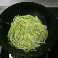 家常菜蒜黄炒鸡蛋做法图解6)