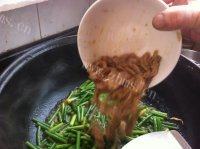 「美味可口」蒜薹炒肉做法图解10)