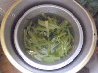 香气逼人的芹菜猪肉水饺做法图解3)