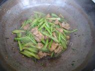 唇齿留香的芹菜炒肉做法图解6)