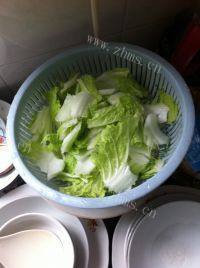 美味的蔬菜肉丸汤做法图解2)