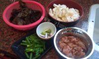 荸荠云耳炒肉片做法图解1)