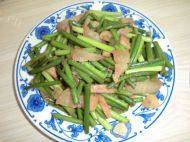 美味的蒜薹炒腊肉做法图解6)
