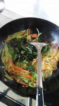 家常菜胡萝卜炒莴笋丝做法图解4)