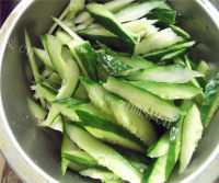 家常菜肉片炒黄瓜做法图解1)