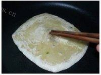让人怀念的鸡蛋灌饼做法图解5)
