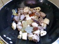 家常菜莲藕炖排骨做法图解4)
