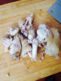 美味的花生黄豆莲藕炖猪蹄做法图解3)