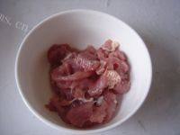 让人怀念的洋葱炒肉做法图解1)