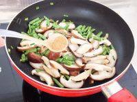 香菇炒豆角做法图解8)