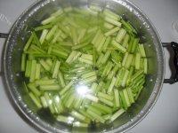 「首发」芹菜炒肉丝做法图解2)