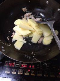 口感极佳的土豆炒肉片做法图解2)