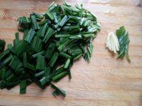 韭菜炒绿豆芽做法图解1)