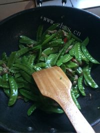 独特的荷兰豆炒肉做法图解6)