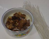 美味的排骨炖粉条做法图解1)