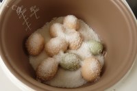 好吃的盐焗土鸡蛋做法图解4)