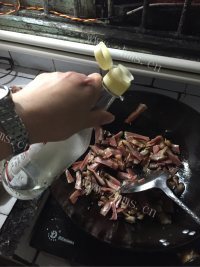 好吃的高粱粑粑炒腊肉做法图解10)