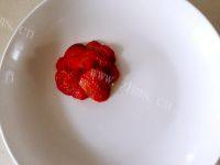 色味俱全的草莓玫瑰花做法图解3)