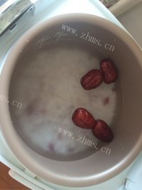 食欲满满的红豆红枣粥做法图解3)