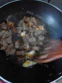 色味俱佳的萝卜炖牛肉做法图解5)