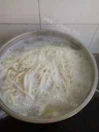 美味的香菇炸酱面做法图解8)