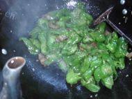 飘香的青椒炒肉片做法图解7)