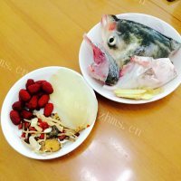 美味的天麻炖鱼头做法图解1)
