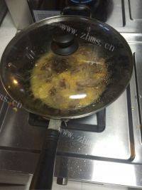 美味的橙汁排骨做法图解7)