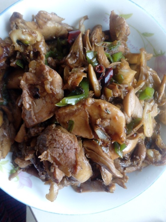 色泽鲜亮的辣子鸡