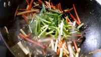 莲藕木耳泡菜炒做法图解12)