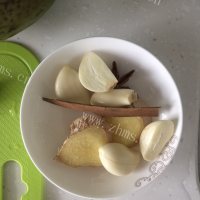 可口的排骨炖豆角做法图解2)