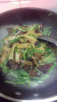 家常芹菜香干炒肉