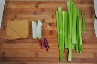 美味营养的西芹炒豆干做法图解1)